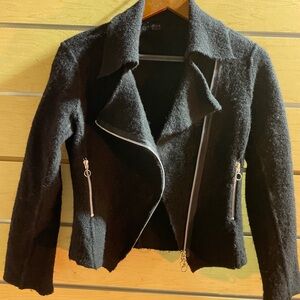 100%Wool XS QUE small jacket Short With zippers. Great condition.